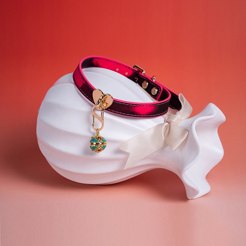 Pink metallic color-changing collar with gold heart clasp and leash, photo 3