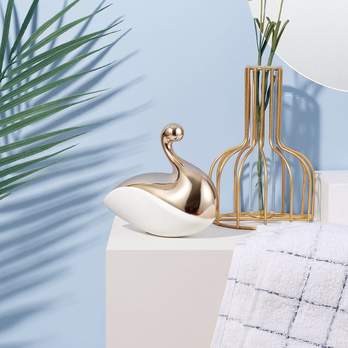 Gold and white swan shaped clit suction vibrator, photo 3