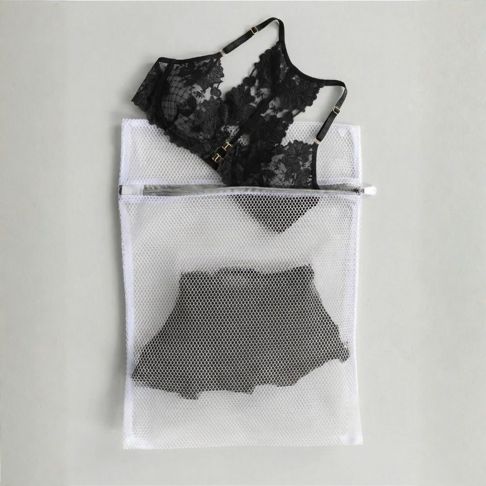 White mesh lingerie wash bag with zip closure, photo 1