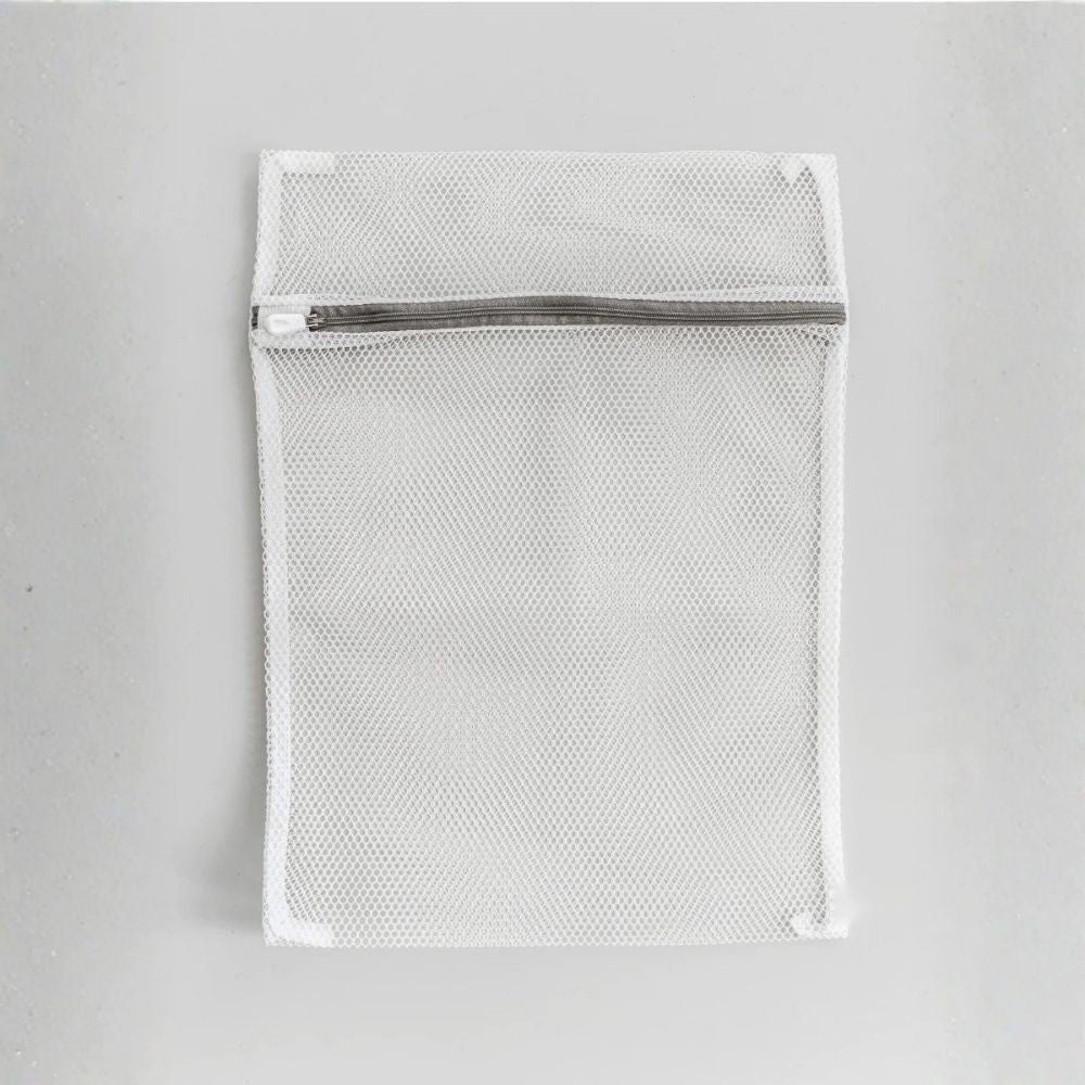 White mesh lingerie wash bag with zip closure, photo 2
